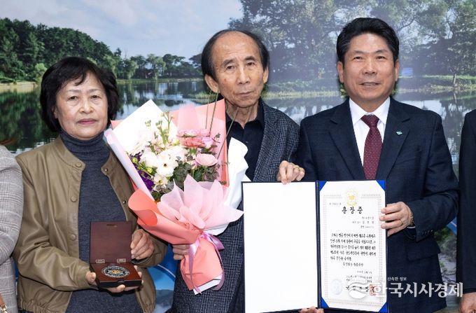 제천시, 6.25전쟁 참전용사 고(故) 김병성 유족에 무공훈장 전수