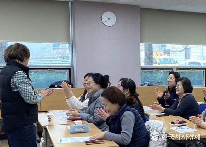 지난 11일 광명시여성비전센터에서 '창의융합수학&보드게임 과정'을 진행하고 있다.