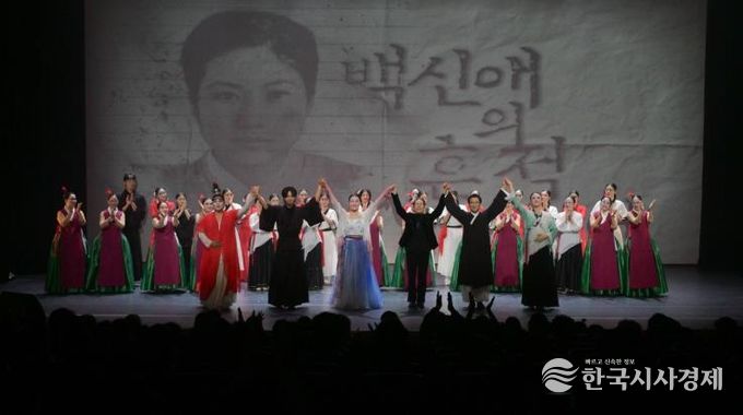 지난해 11월 이언화무용단에서 선보인 ‘백신애의 흔적’ 한국창작무용 공연 모습