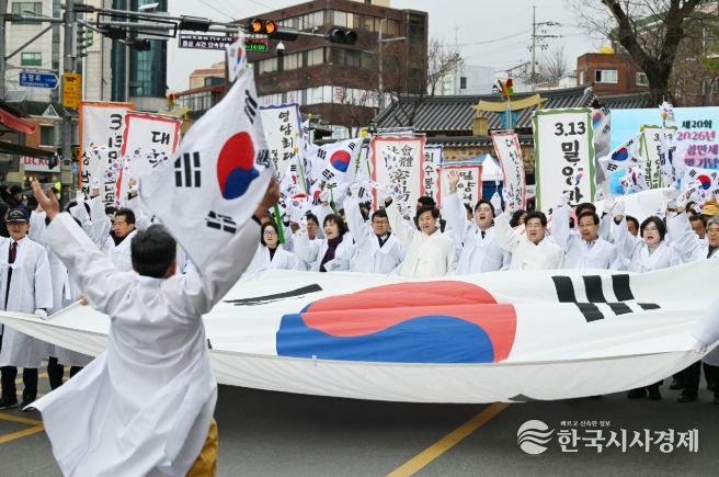 3·13 밀양만세운동 행사 참여자들이 시가행진을 하고 있다.