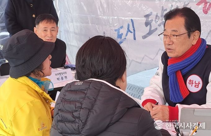 13일 미사역 시계탑 일대에서 열린 ‘이동시장실’에서 한 시민이 망월천 환경개선과 관련하여 이현재 하남시장에게 건의를 하고 있다.