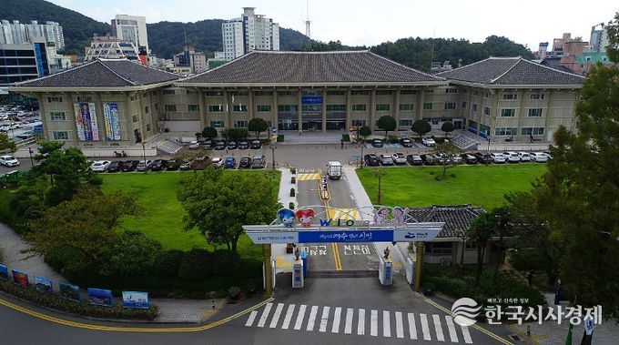 여수시가 인구감소 위기에 적극 대응하기 위해 ‘2026 인구정책 시행계획’을 수립, 총 2,230억 원의 시비를 투입해 159개 세부 사업을 본격 추진한다.