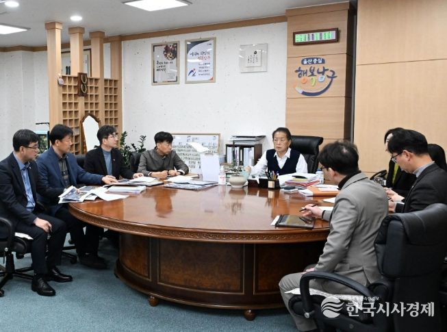 16일 서동욱 남구청장이 구청장실에서 열린 재난관리 통합플랫폼 구축사업 추진계획 보고회에 참석해 회의를 주재하고 있다.