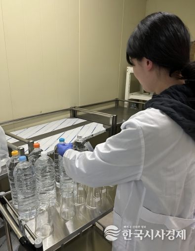 무라벨 먹는샘물시대…충북보건환경연구원, 검사 더 꼼꼼하게