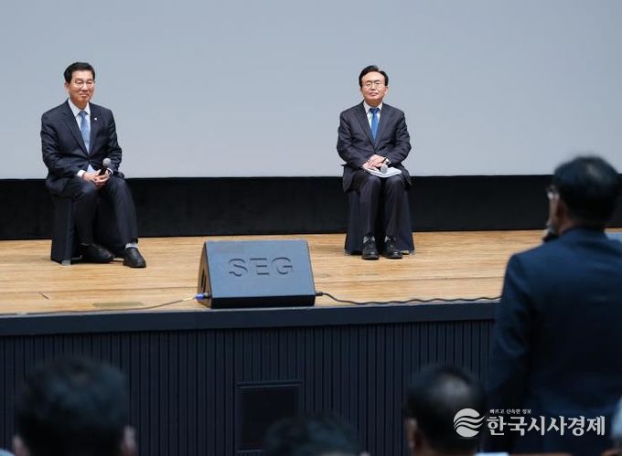 윤병태 시장과 신정훈 국회의원이 패널로 참여해 시민들과 질의응답 시간을 가지고 있다(사진 제공-나주시)