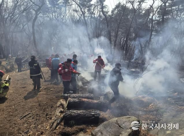 지난 12일 팔달산 화재 현장에서 잔불을 정리하는 모습