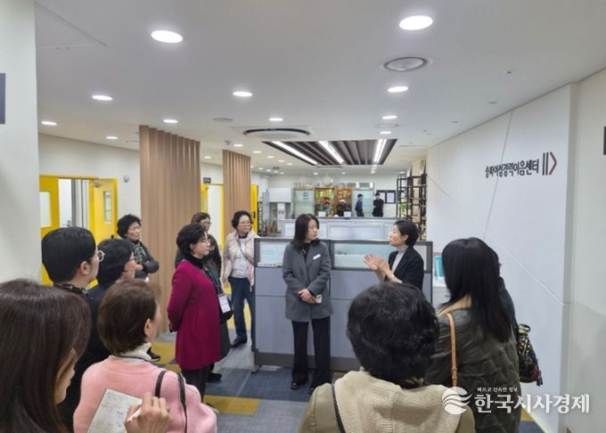 3월 18일 (사)경기도여성단체협의회 하남시지회 회원들이 송파여성경력이음센터를 방문하여 센터 소개를 듣고 있다.