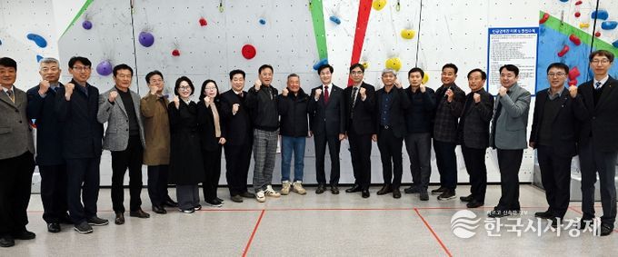 밀양시 기관·단체장 19명이 국립밀양등산학교에서 현장 회의를 가진 후 기념 촬영을 하고 있다.