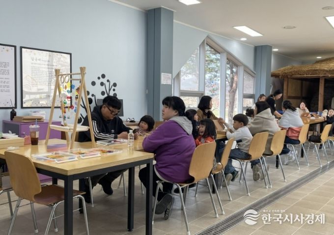 3월 진행한 ‘아크릴 썬캐처 만들기’ 수업 중인 모습.