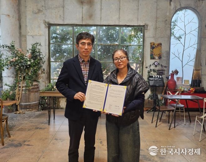 포항시는 18일 ‘작지만 특별한 결혼식’ 사업의 성공적인 추진을 위해 지역 웨딩서비스 업체인 ▲포토피아 ▲루다 ▲디어파티 스튜디오와 업무협약(MOU)을 체결했다.