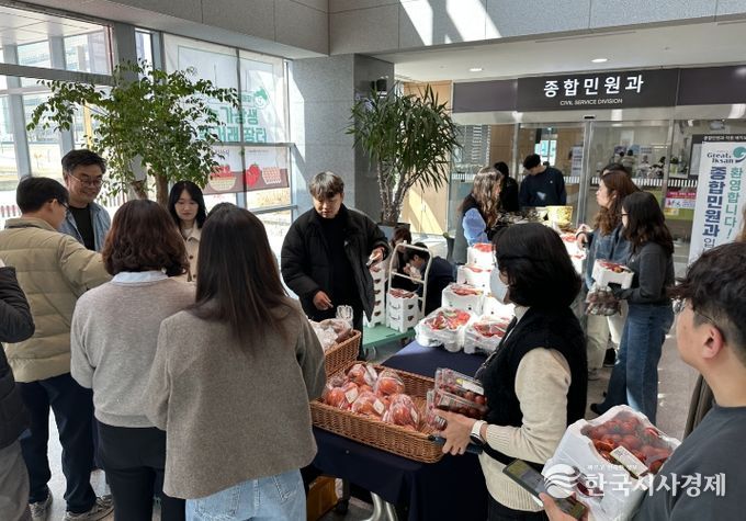 익산시, 농가 돕는 직거래장터 '성황'…연장 운영 결정
