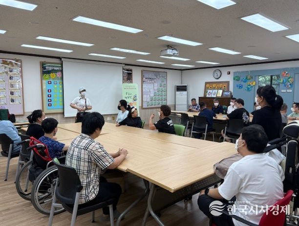 음식부스 운영자 사전교육 진행 모습