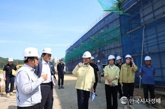 천창수 교육감과 교육청 직원들이 지난해 7월 23일 서사초 공사현장을 찾아 시설물 안전점검을 진행했다