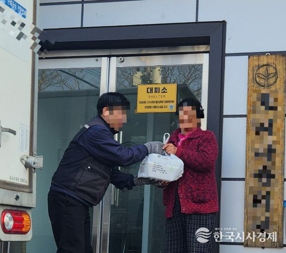 지난 9일 신광면 호리경로당 회원에게 밑반찬을 전달하고 있다.