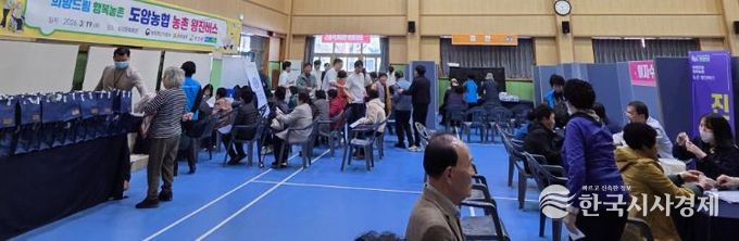 강진군이 지난 19일 도암문화회관에서 찾아가는 농촌 왕진버스 사업을 진행했다.