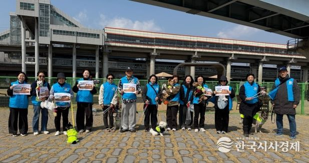 20일 안양천 반려동물 놀이터 일대에서 반려견과 함께하는 펫플로깅 봉사단 '기후반려견'의 2026년 1분기 정기 활동을 진행하고 기념사진을 촬영하고 있다.