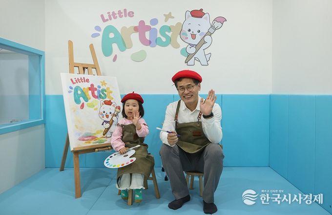 ‘서울형 키즈카페 목3동점’에서 어린이와 미술놀이 체험을 하고 있는 이기재 양천구청장