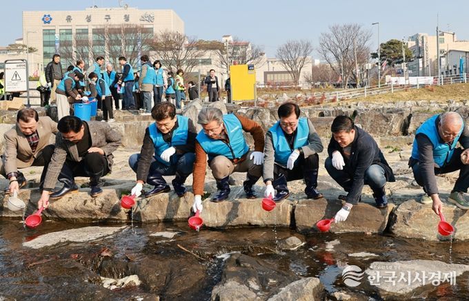 21일 유성구청 앞 유성천변에서 진행된 ‘2026년 세계 물의 날 기념 하천 정화 및 탄소중립 캠페인’