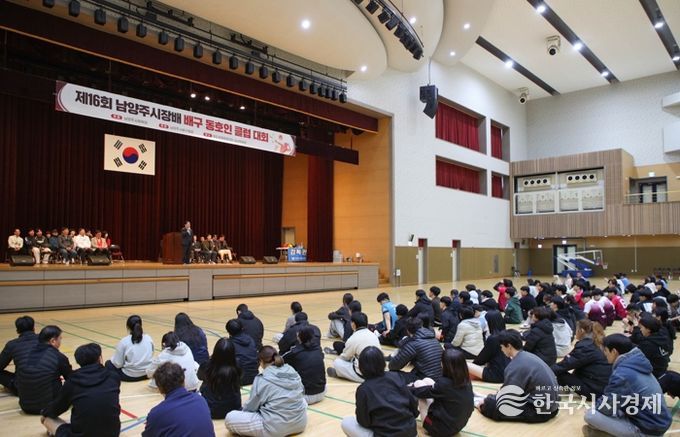 클럽리그 배구대회에서 인사말씀을 전하는 주광덕 시장