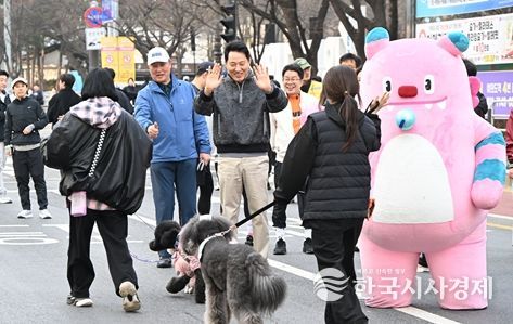 오세훈 서울시장이 22일(일) 오전 여의도공원에서 열린 '쉬엄쉬엄 모닝'에서 반려견과 함께 참여한 시민들의 완주를 응원하고 있다.