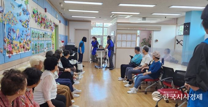 구로구가 경로당에서 어르신들을 대상으로 결핵 이동검진을 실시하고 있다.