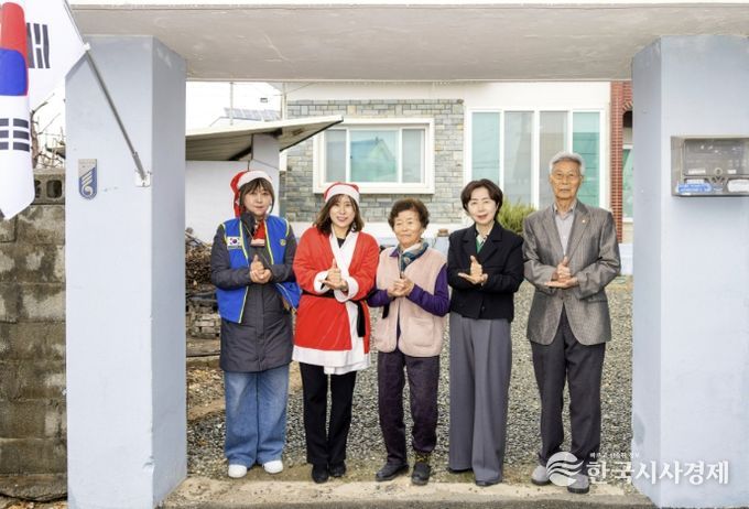 경북 칠곡군 왜관읍에서 열린‘3월의 산타’물품 전달식에서 왼쪽부터 박은화 왜관가온로타리클럽 초대회장, 김선희 회장, 독립유공자 후손 장정희 씨, 윤영란 칠곡군청 사회복지과장, 장상규 광복회 경북도지부 칠곡·고령·성주연합지회장이 기념촬영을 하고 있다.