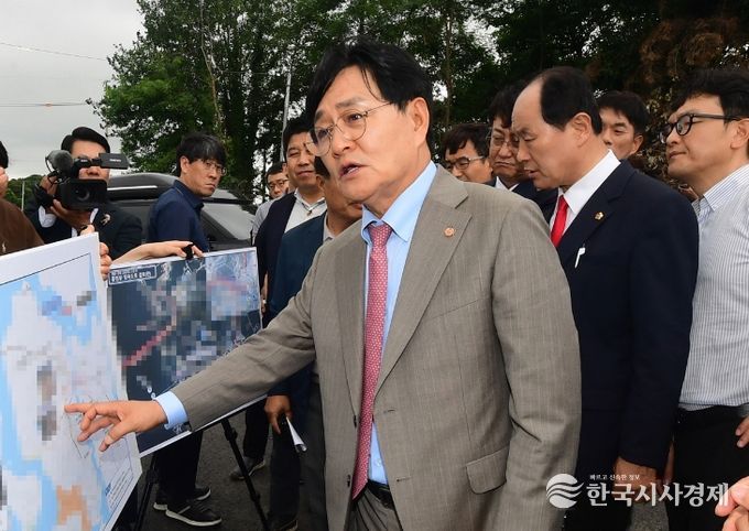 강화군, 계양~강화 고속도로 연계 도로망 구축 속도(지난해 7월 고속도로 건설사업 현장 점검회의 모습)