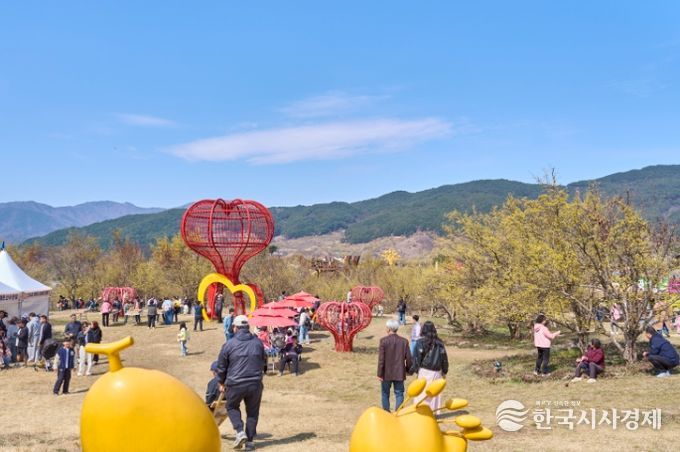 화엄사 홍매화 개화 맞아 환경정화 활동