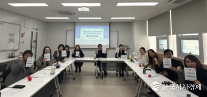 부천시 1388청소년지원단 운영협의회 참석자들이 기념촬영을 하고 있다. (제공=부천시청소년상담복지센터)