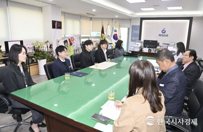 24일 ‘제4기 청년정책특보단’ 위촉식에서 이현재 하남시장과 청년특보단들이 대화를 나누고 있다.