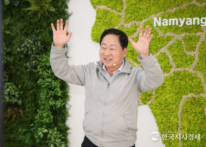 스마트경로당 스튜디오 화상 교육 프로그램에 참석 중인 주광덕 시장