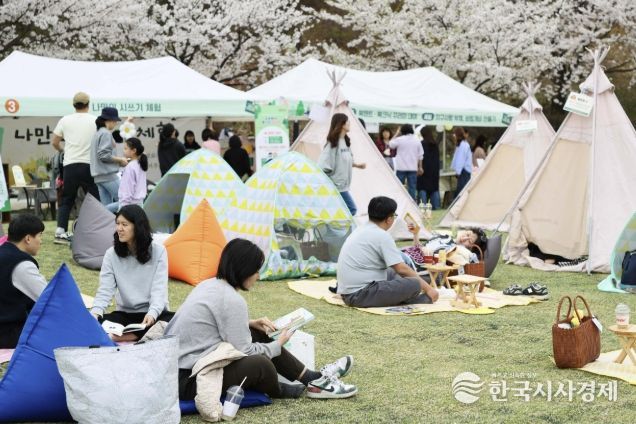 용인특례시는 올해 도서관의 날과 도서관 주간을 맞아 갖가지 독서문화행사를 연다. 사진은 지난해 기흥구 만골근린공원에서 도서관의 날 기념으로 열린 '공원에서 즐기는 도서관' 행사 모습