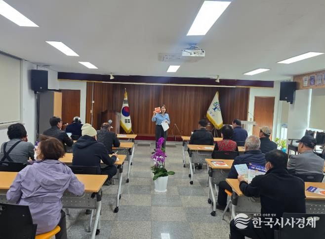 전남 곡성군이 기본소득 첫 지급을 앞두고 권역별 상인회와 가맹점주를 대상으로 간담회를 추진하고 있다.