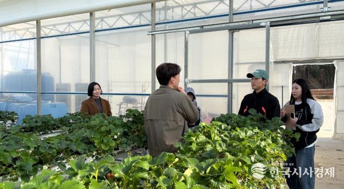 지난 20일 곡성군에 소재한 스마트팜에서 입주 청년들을 대상으로 현장 특강을 진행하는 모습