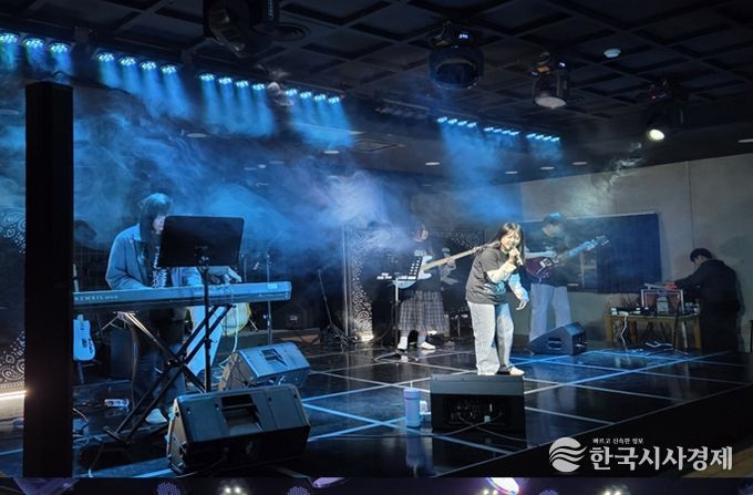 부천시청소년센터 소공연장, 밴드 '전복'의 열기로 꽉 찼다