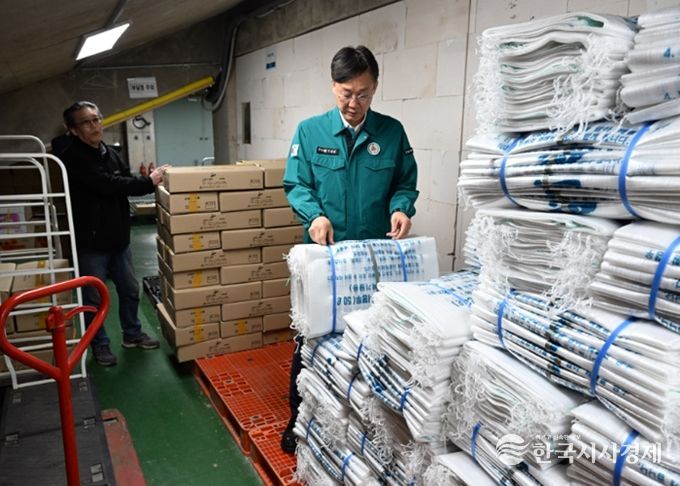 이민근 안산시장이 25일 안산도시공사 종량제봉투 판매소를 방문해 종량제 봉투 수급 상황을 점검하고 있다.