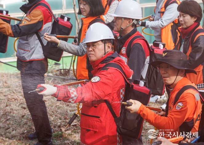 진교훈 서울 강서구청장(가운데)이 25일(수) 개화산 약사사에서 열린 ‘유관기관 합동 산불진압훈련’에서 등짐펌프를 매고 잔불진화작업을 하고 있다.