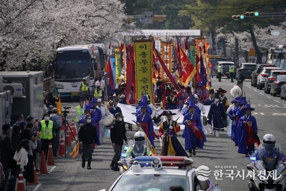 제64회 진해군항제, 이충무공 승전행차로 축제의 막을 올리다