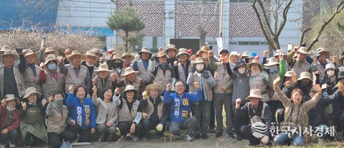 전주시 정원사들, 덕진 88공원 환경정비 나서