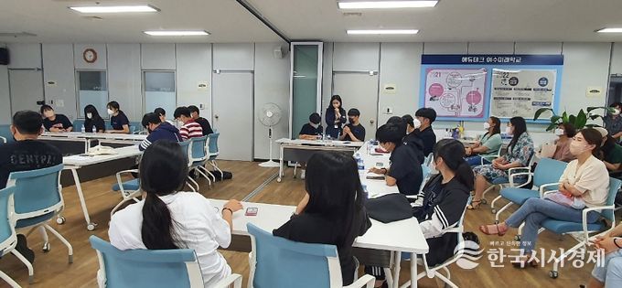 여수시행복교육지원센터에서 학부모 참관 아래 학생들이 3D메이커 프로그램 관련 발표와 토론을 자유롭게 진행 중이다.