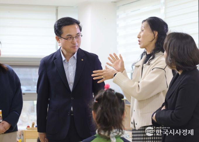 박희조 동구청장이 동구통합가족센터 공동육아나눔터를 방문해 시설을 둘러보고 있는 모습