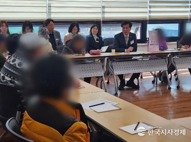 시민과 ‘소통하기 좋은 날’ 열일곱 번째 만남에서 밀양시 관계자와 정신건강복지센터 이용자 가족들이 서로 의견을 나누고 있다.