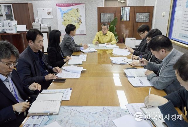 부시장 주재 중동 위기 대응 긴급 경제상황 점검회의 진행 사진