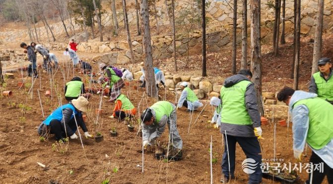 남해군, 식목일 맞아 자연휴양림 나무심기 행사