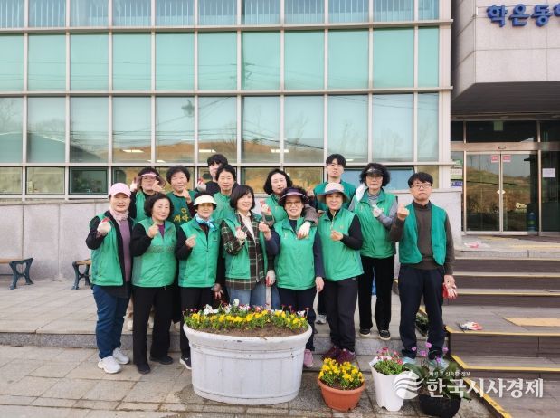 학온동 행정복지센터, 화사한 봄꽃으로 새 단장