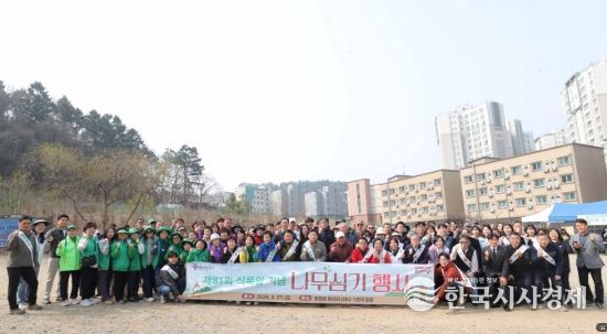 이상일 용인특례시장은 27일 식목일을 맞아 열린 나무심기 행사에서 참석자들과 기념촬영 했다