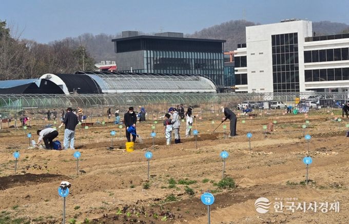광명시 하안동 밤일마을에 자리한 시민주말농장에서 시민들이 땅을 가꾸고 있다.