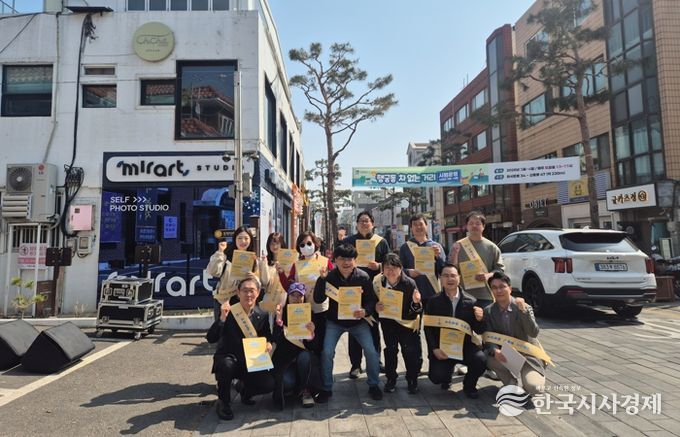 수원시·행궁동 지역상생협의체 관계자들이 지역상생구역 홍보 캠페인을 펼치고 있다.