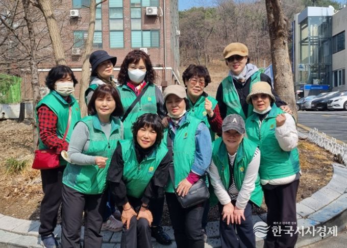 광명시 하안1동은 지난 30일 식목일을 앞두고 새마을부녀회와 함께 ‘봄맞이 꽃 심기 행사’를 개최했다.