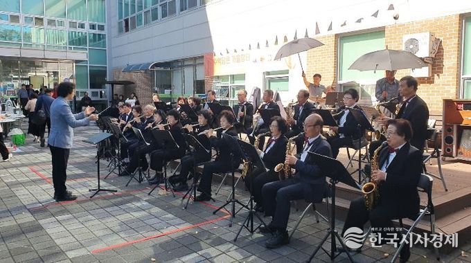 웃음 늘고 관계 넓어졌다... 복지관이 바꾼 노년